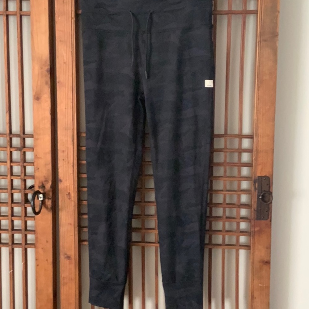 Vuori rise and shine leggings, new, never worn